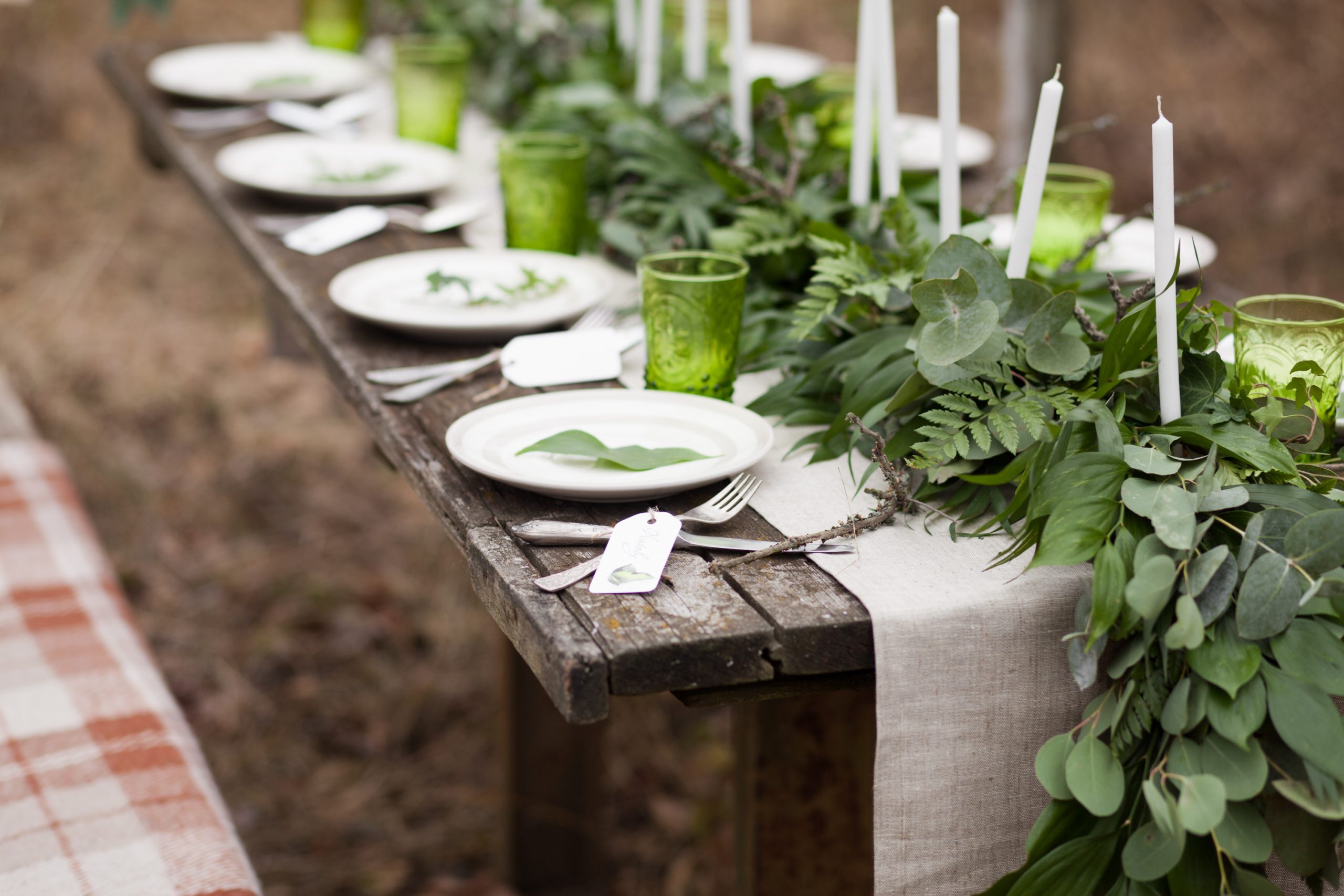 Wedding,Table,Setting,With,White,Plates,And,Green,Glasses,Decorated